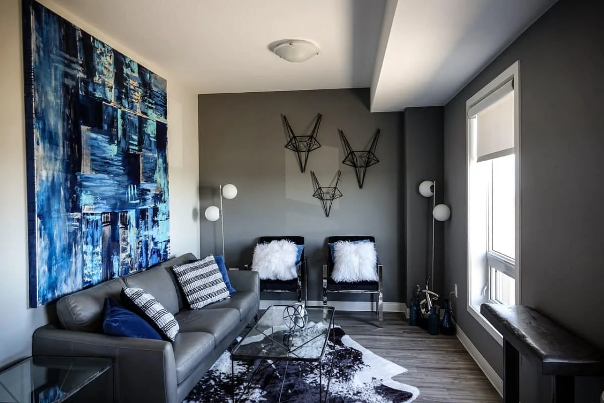 Peinture abstraite colorée embellissant un salon moderne