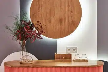 Entrée d'une maison bois et couleur