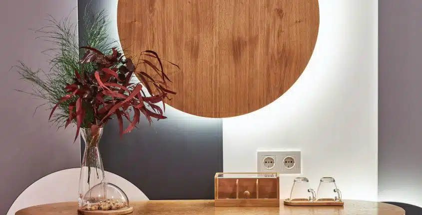 Entrée d'une maison bois et couleur