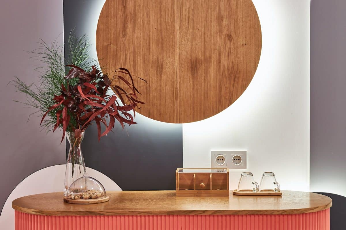 Entrée d'une maison bois et couleur